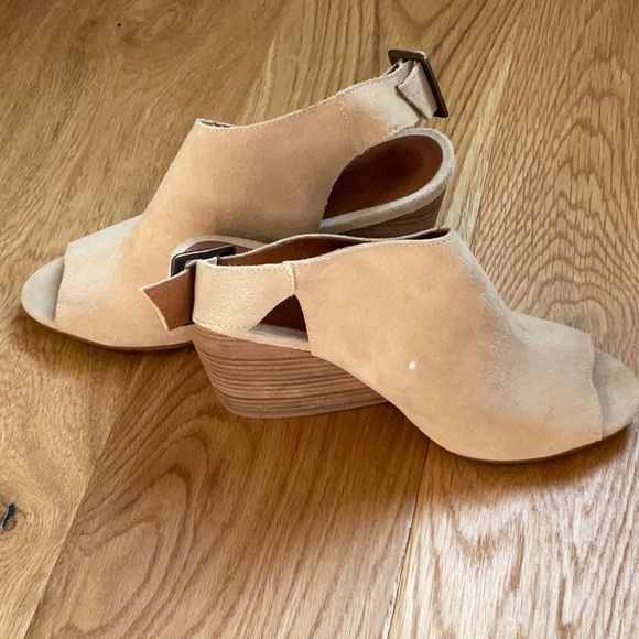 NWOB Howsty Genuine Suede Nude Peep Toe Like-Wedges. Never Been Worn! Size 38 - Picture 4 of 9